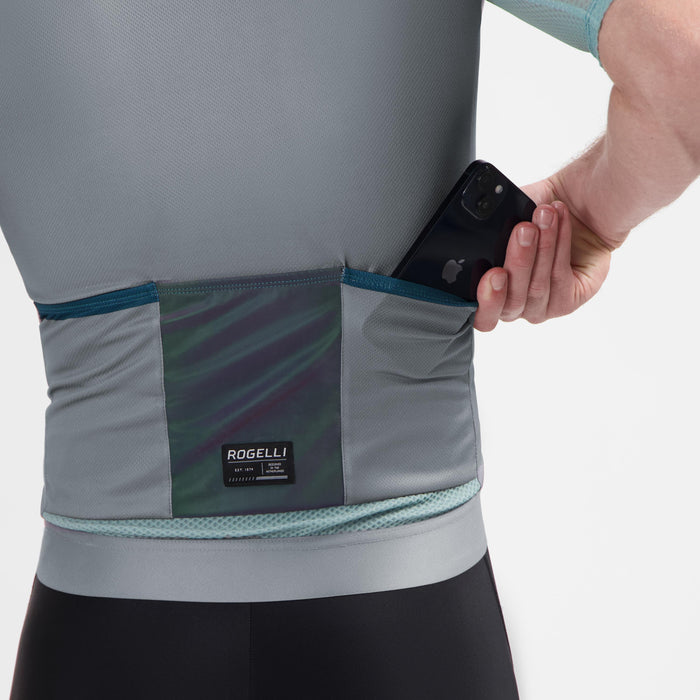 Detail van Rogelli Fast fietsshirt heren grijs korte mouw met achterzakken.
