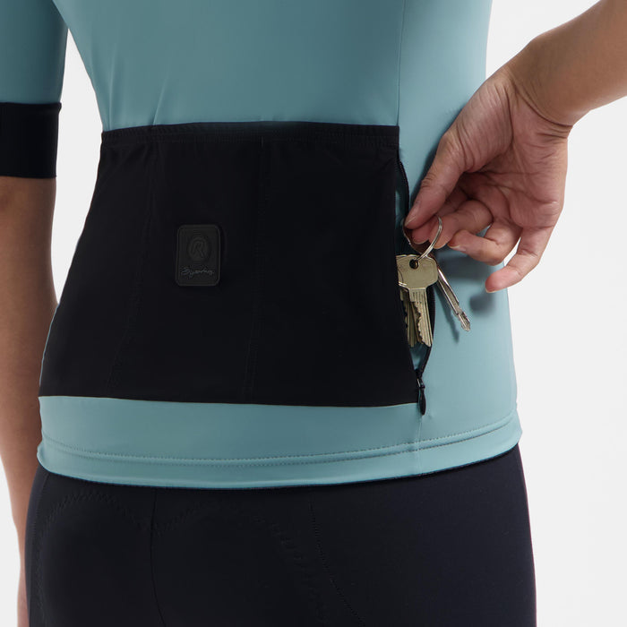 Detail van Rogelli Signature fietsshirt dames nautilus korte mouw met achterzakken.