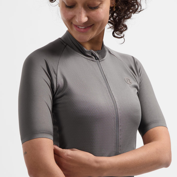 Detail van Rogelli Essential II fietsshirt dames plum kitten korte mouw.