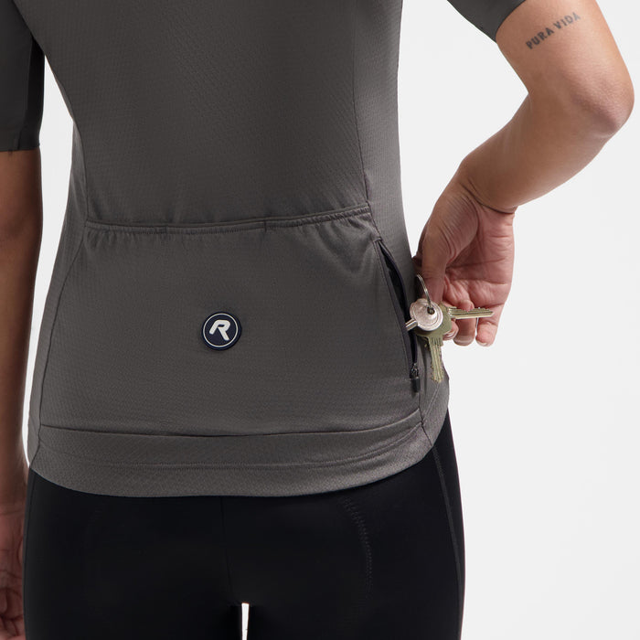 Detail van Rogelli Essential II fietsshirt dames plum kitten korte mouw met achterzakken.
