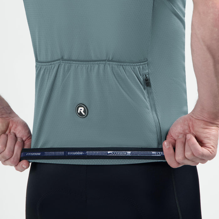 Detail van Rogelli Essential II fietsshirt heren grijs korte mouw achterkant.