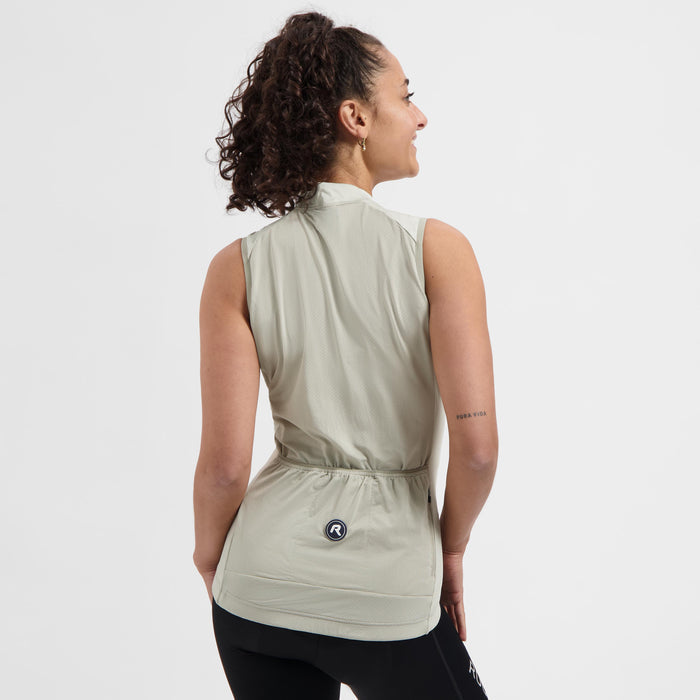Rogelli Essential II mouwloos fietsshirt dames taupe korte mouw gedragen achterkant.