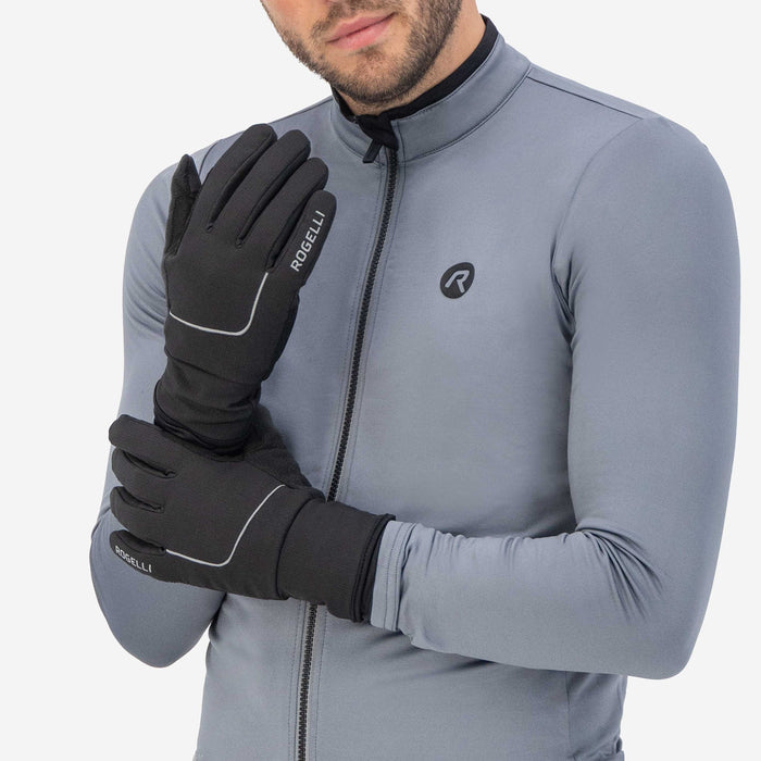 Rogelli Essential fietshandschoenen winter heren zwart gedragen voorkant.