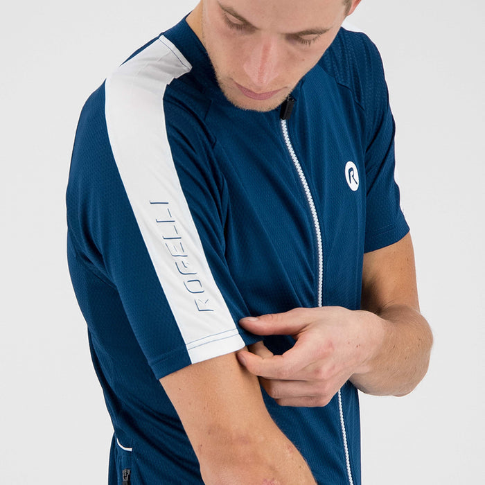 Detail van Rogelli Explore fietsshirt heren blauw korte mouw.