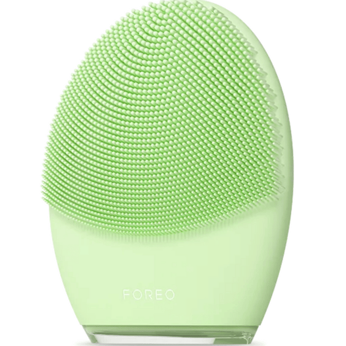 LUNA™ 4 | FOREO in pastel green with soft silicone bristles designed for gentle and effective skincare cleansing and exfoliation.