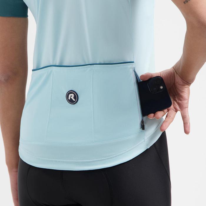 Detail van Rogelli Modesta fietsshirt dames lichtblauw korte mouw met achterzakken.