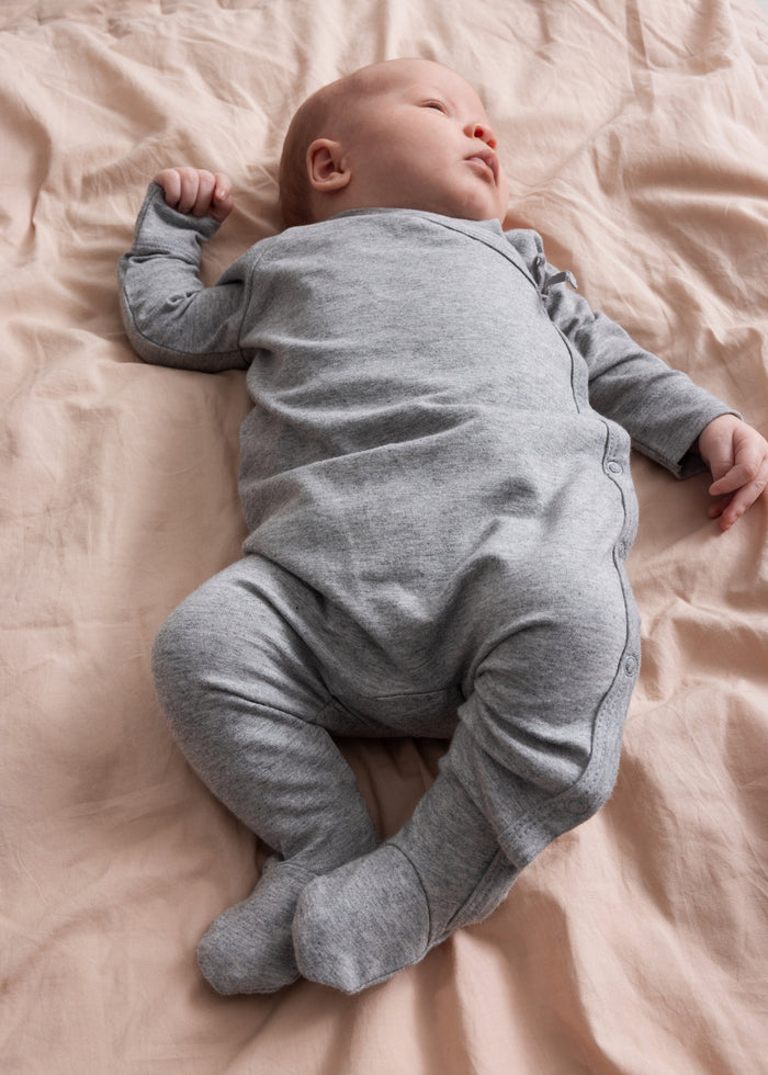 Lysegrå melange heldragt til baby med lange ærmer og ben, set bagfra