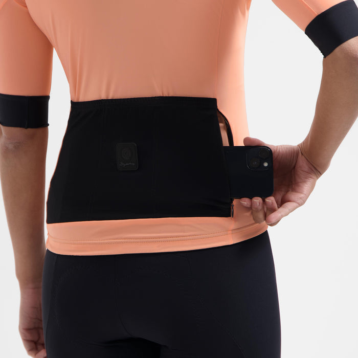Detail van Rogelli Signature fietsshirt dames twin korte mouw met achterzakken.