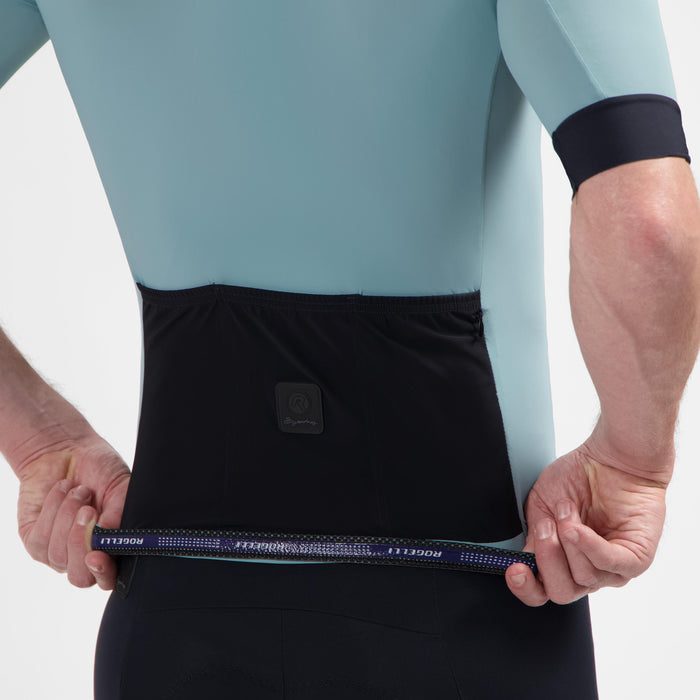 Detail van Rogelli Signature fietsshirt heren nautilus korte mouw achterkant.