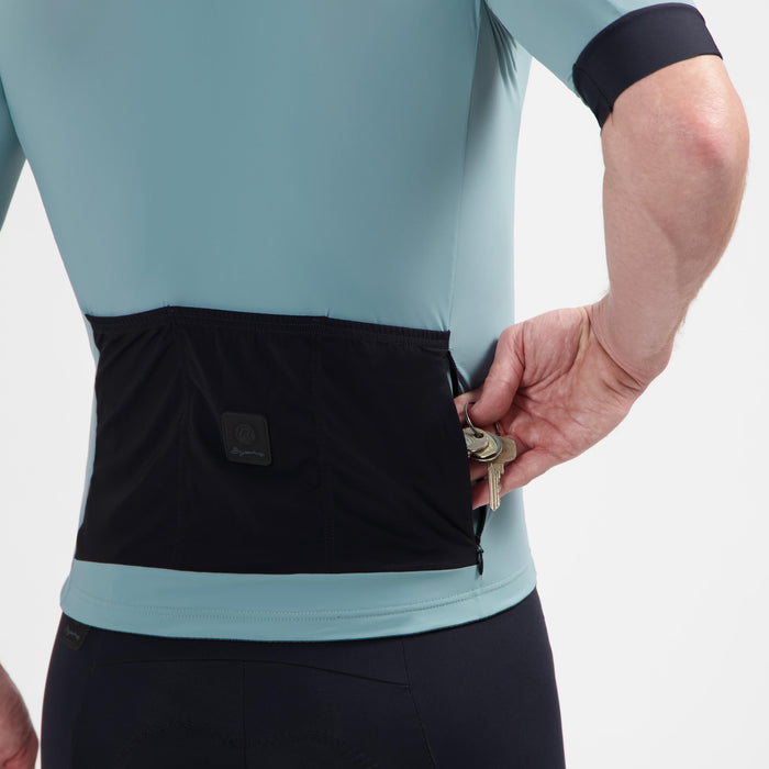 Detail van Rogelli Signature fietsshirt heren nautilus korte mouw met achterzakken.