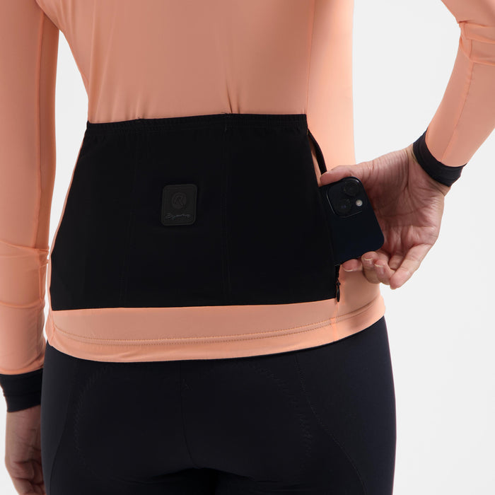 Detail van Rogelli Signature Light fietsshirt dames twin met achterzakken.