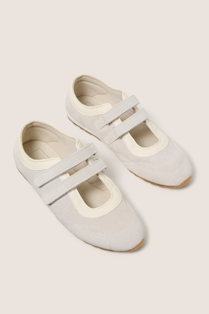 Swan Sneakerina
