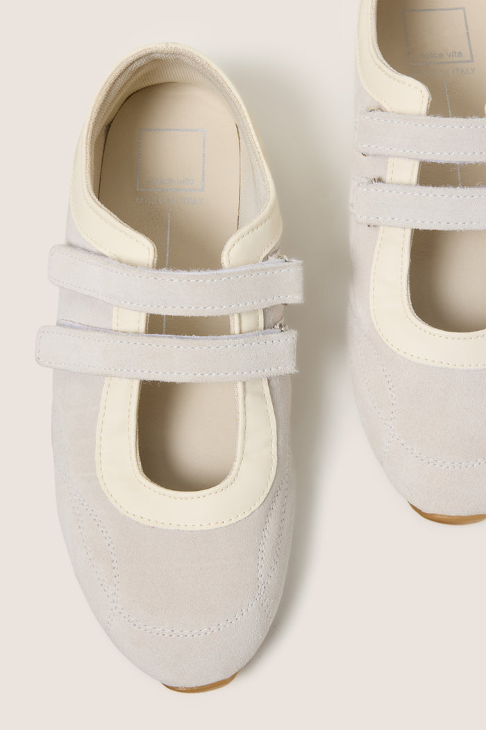 Swan Sneakerina